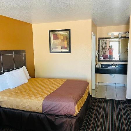 Sona Inn Dilley Exteriér fotografie